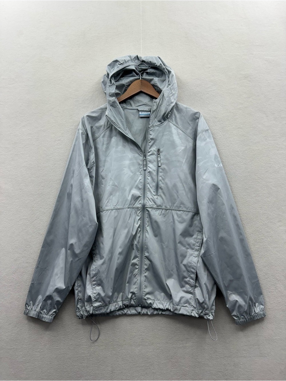 Columbia Men’s Large Light Grey Hooded Camo Flash Forward Windbreaker